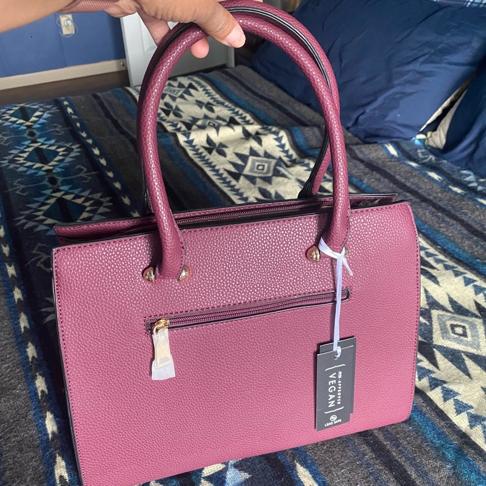 A beautiful handbag 👜 for all ocation red wine color.
